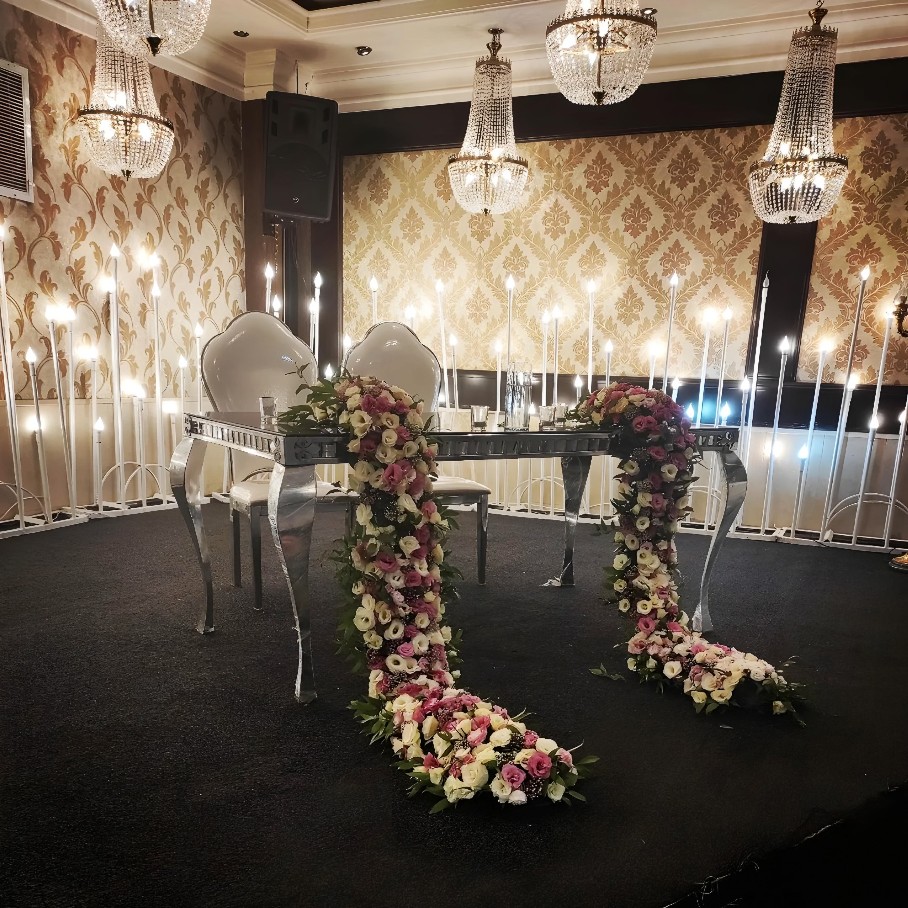 >فضای مناسب برای رویدادها و جشن‌ها در تالار تندیس< - >Suitable space for events and celebrations at Tandees Hall<